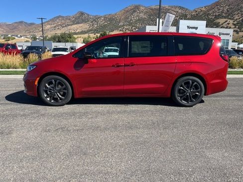 New 2026 Chrysler Pacifica Select image 7