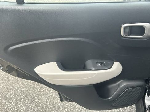 Certified 2025 Hyundai Venue SEL FWD image 22