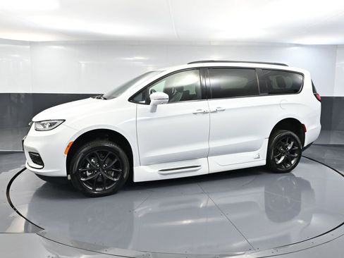 Used 2022 Chrysler Pacifica Touring-L w/ Uconnect Theater Family Group image 12