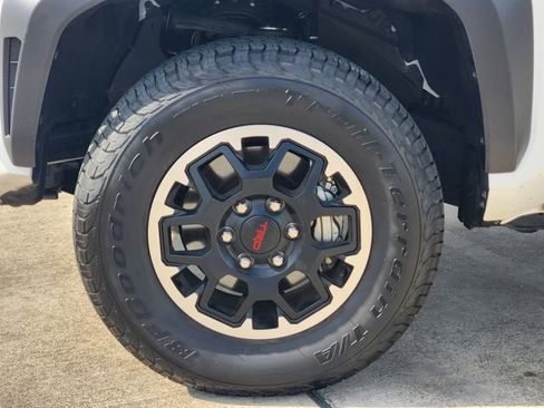 Certified 2025 Toyota Tacoma TRD Off-Road AWD/4WD image 10