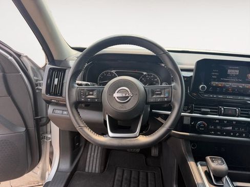Used 2025 Nissan Pathfinder SV FWD image 12