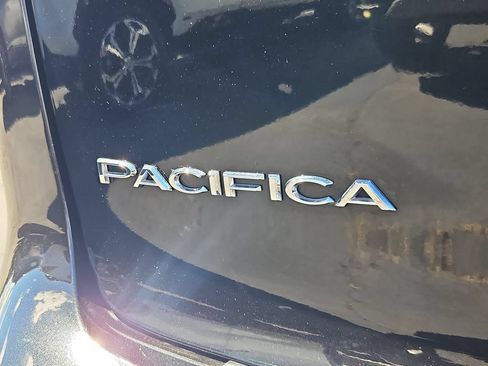 Used 2018 Chrysler Pacifica L FWD image 26