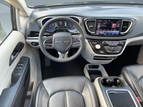 Used 2023 Chrysler Pacifica Touring-L image 26