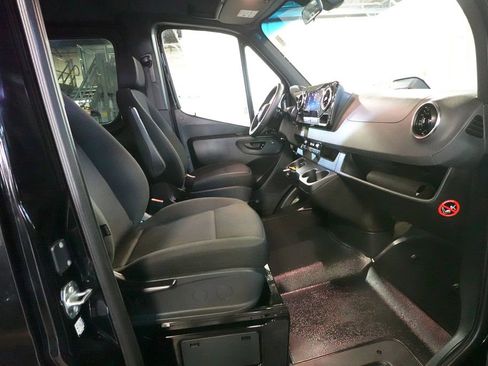 Used 2025 Mercedes-Benz Sprinter 2500 image 25