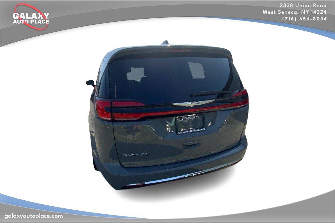 Used 2025 Chrysler Pacifica Select FWD image 7