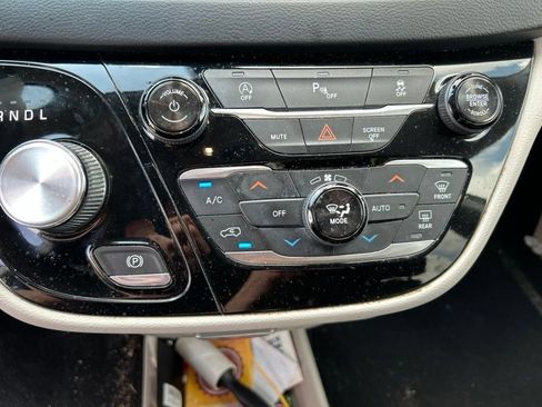 Used 2018 Chrysler Pacifica Touring-L Plus FWD image 12