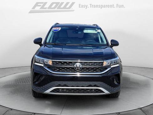 Used 2023 Volkswagen Taos SE w/ Black Wheel Package FWD image 3