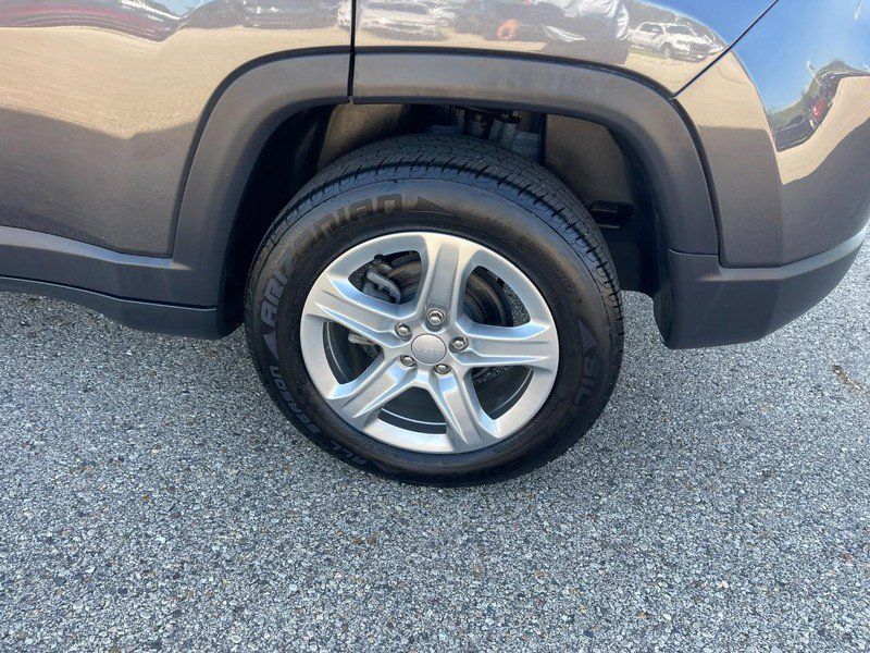 Used 2023 Jeep Compass Latitude w/ Convenience Group AWD/4WD image 6