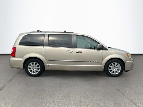 Used 2014 Chrysler Town & Country Touring image 8