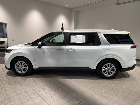 Used 2023 Kia Carnival LX image 2
