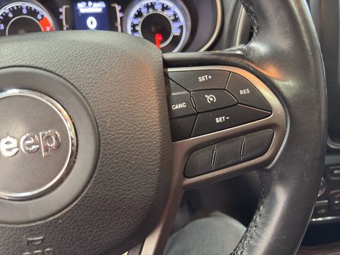 Used 2019 Jeep Cherokee Latitude Plus w/ Comfort/Convenience Group AWD/4WD image 25