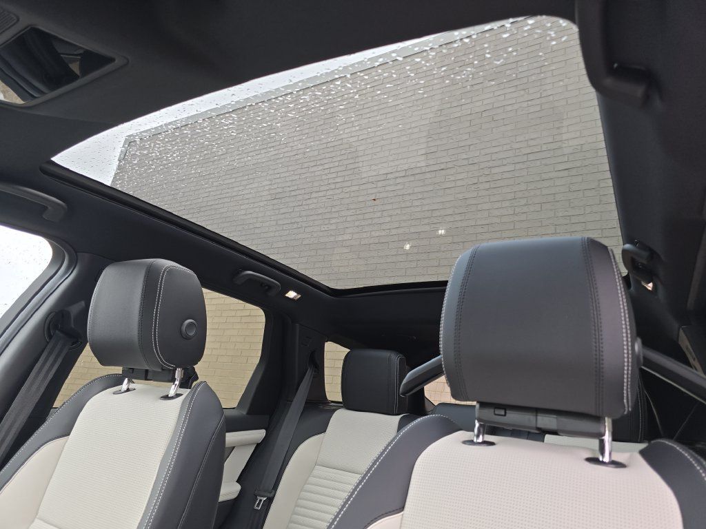 New 2025 Land Rover Discovery Sport Dynamic SE AWD/4WD image 2