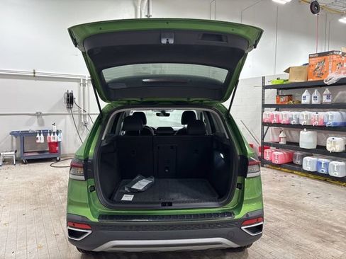 New 2025 Volkswagen Taos SE image 16