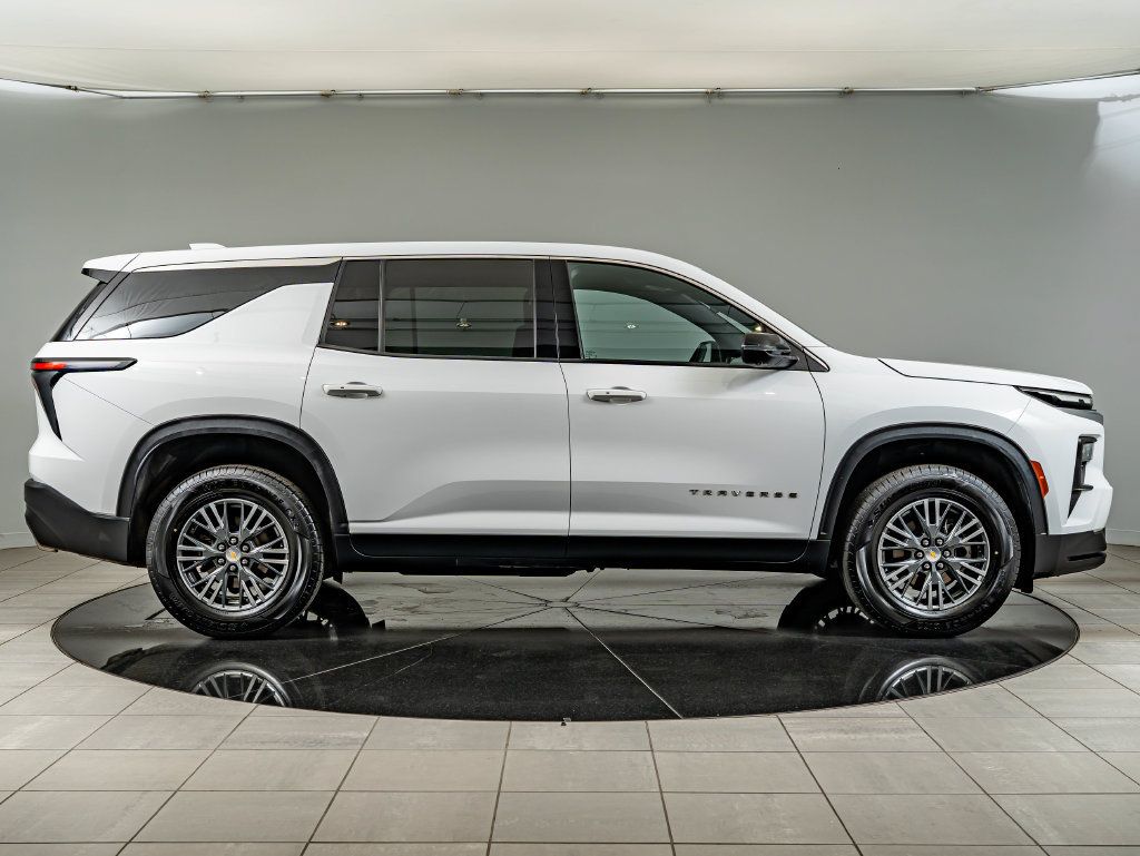 Used 2024 Chevrolet Traverse LS FWD image 4