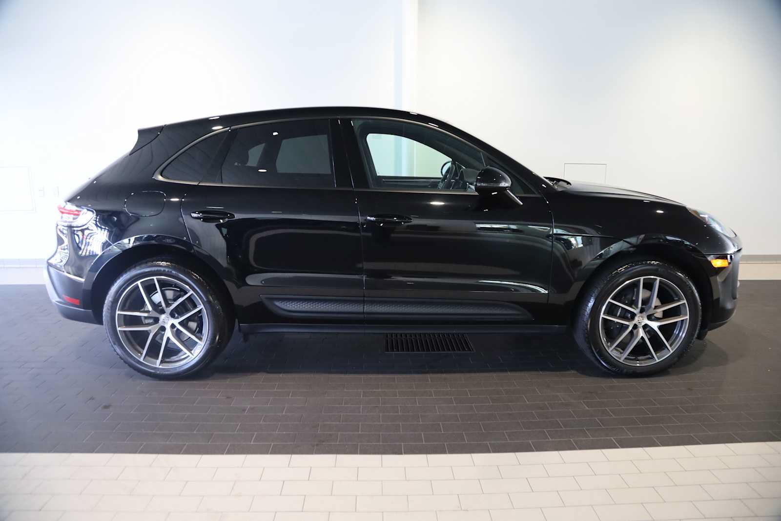 Used 2025 Porsche Macan AWD/4WD image 8