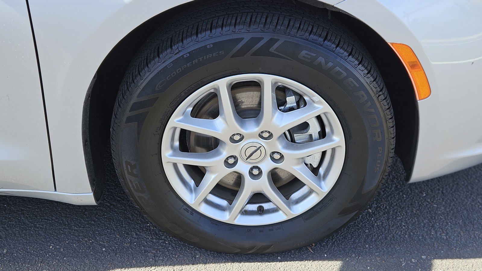 Used 2024 Chrysler Pacifica Touring-L FWD image 2