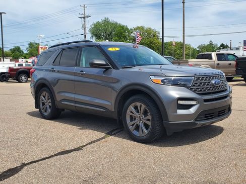 Used 2021 Ford Explorer XLT w/ Equipment Group 202A AWD/4WD image 3