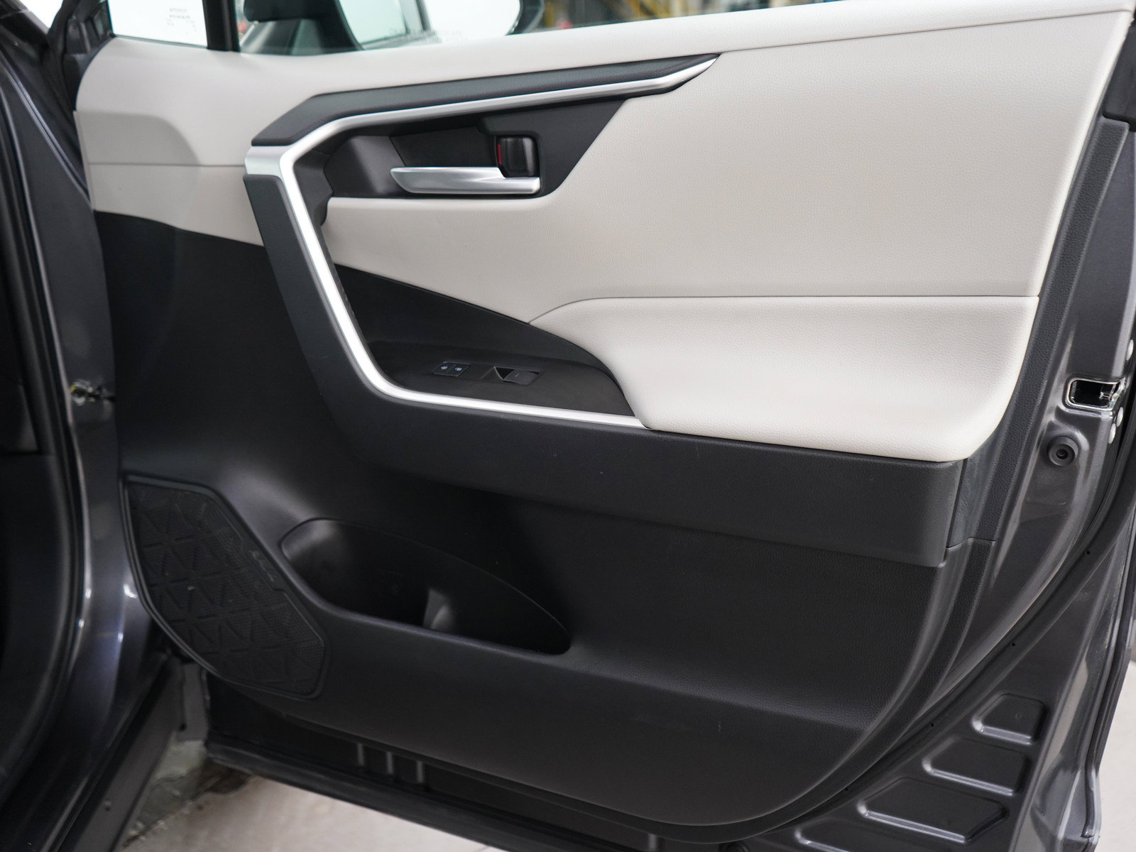 Used 2023 Toyota RAV4 XLE Premium AWD/4WD image 9