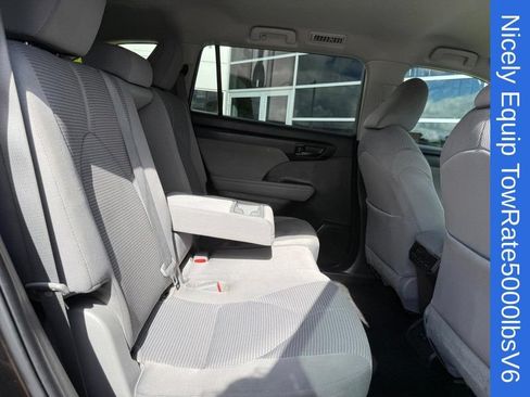 Used 2022 Toyota Highlander LE AWD/4WD image 12