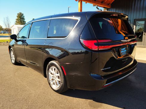 Used 2024 Chrysler Pacifica Touring-L image 6