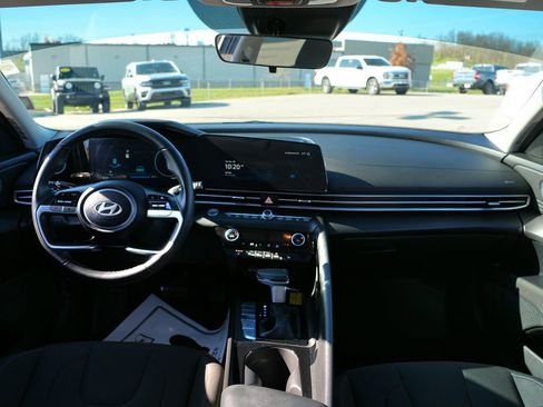 Used 2024 Hyundai Elantra SEL w/ Convenience Package image 10