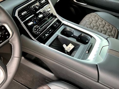 Used 2025 Nissan Armada Platinum Reserve AWD/4WD image 20