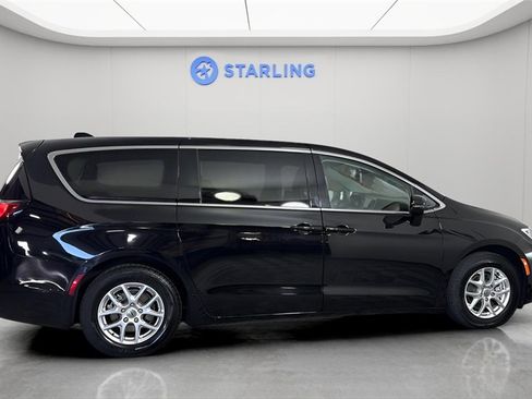 Used 2024 Chrysler Pacifica Touring-L image 11