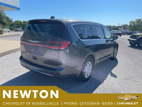 Used 2023 Chrysler Pacifica Touring-L FWD image 16