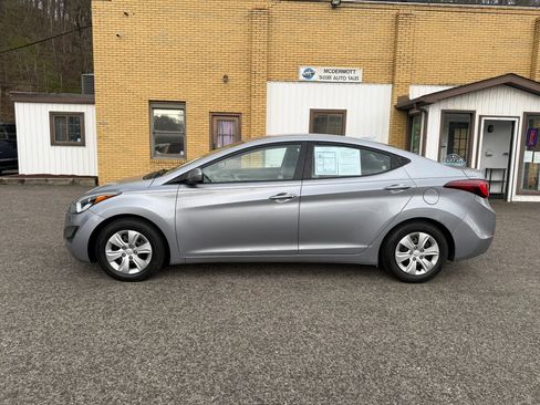 Used 2016 Hyundai Elantra SE image 2
