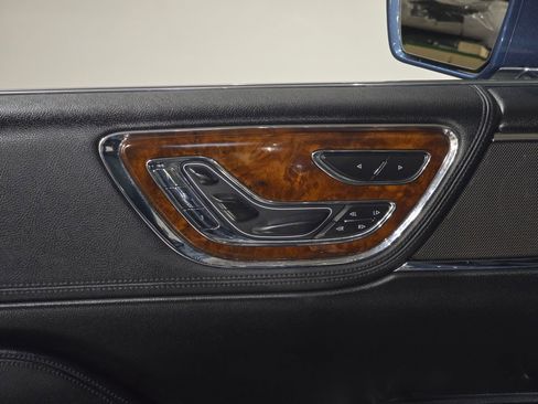 Used 2018 Lincoln Continental Reserve image 23