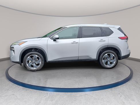Used 2024 Nissan Rogue SV AWD/4WD image 3