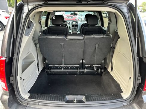 Used 2016 Dodge Grand Caravan SXT FWD image 17