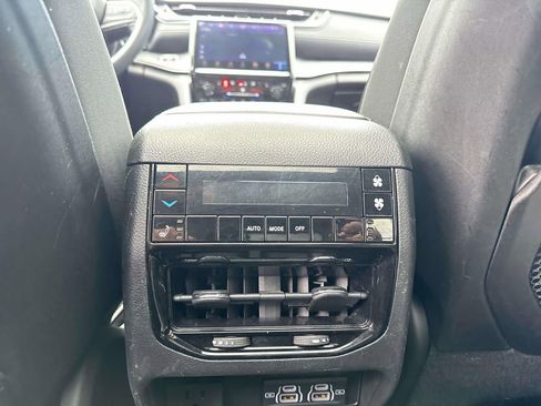Used 2024 Jeep Grand Cherokee L Limited w/ Luxury Tech Group II image 15