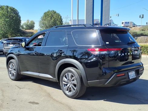 Certified 2025 Nissan Pathfinder SV FWD image 5