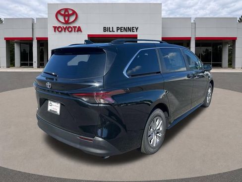 New 2026 Toyota Sienna LE FWD image 5