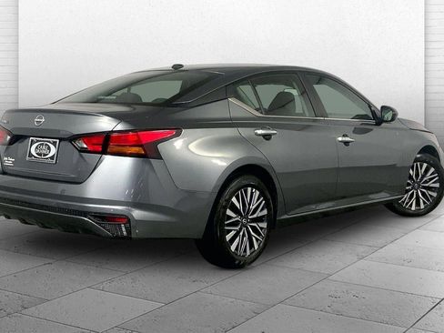 Used 2025 Nissan Altima 2.5 SV FWD image 13