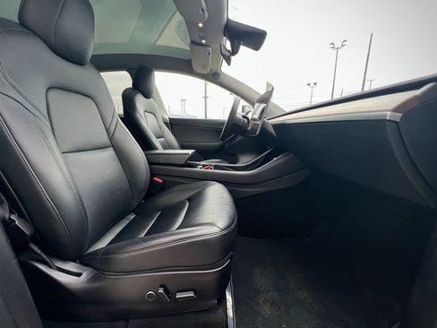 Used 2021 Tesla Model Y Long Range image 32
