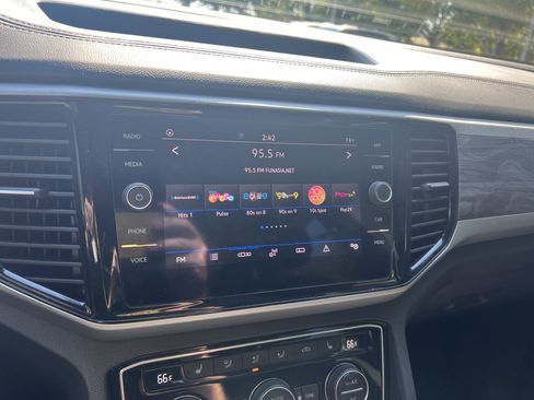 Used 2022 Volkswagen Atlas Cross Sport SE w/ Panoramic Sunroof Package image 22