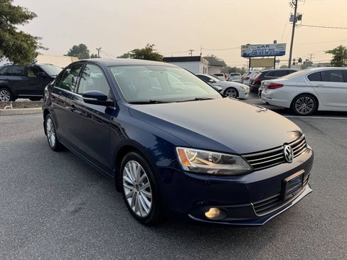 Used 2011 Volkswagen Jetta SEL FWD image 2