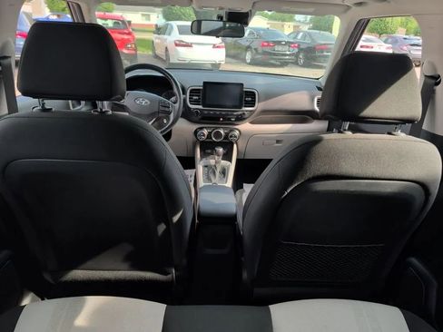 Used 2022 Hyundai Venue SEL FWD image 13