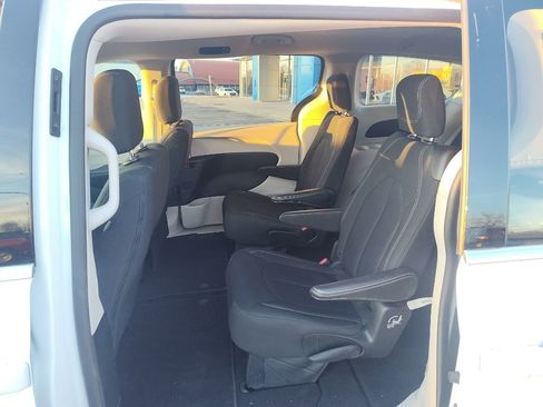 Used 2023 Chrysler Voyager LX image 11