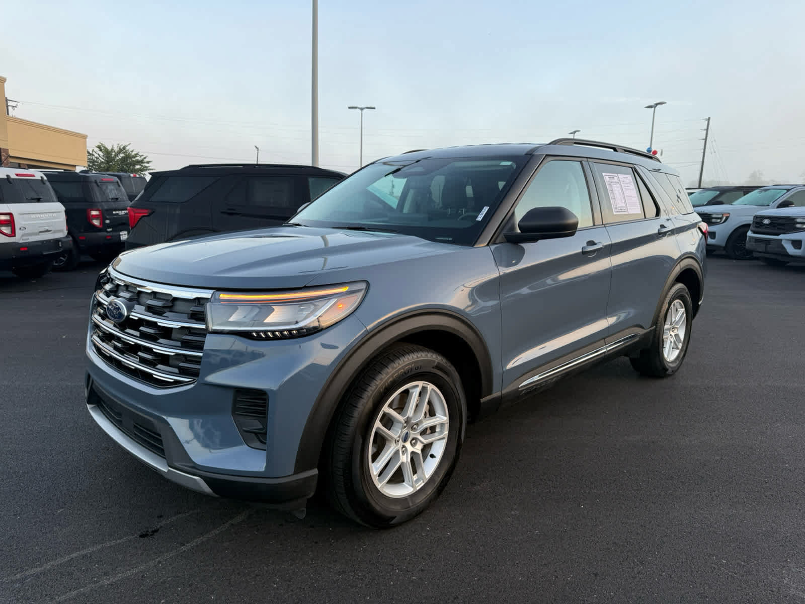 Used 2025 Ford Explorer Active AWD/4WD image 25
