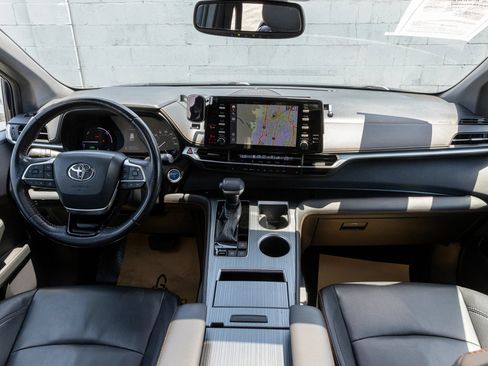 Used 2021 Toyota Sienna XSE FWD image 23