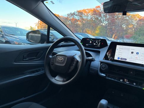 Used 2025 Toyota Prius LE image 32