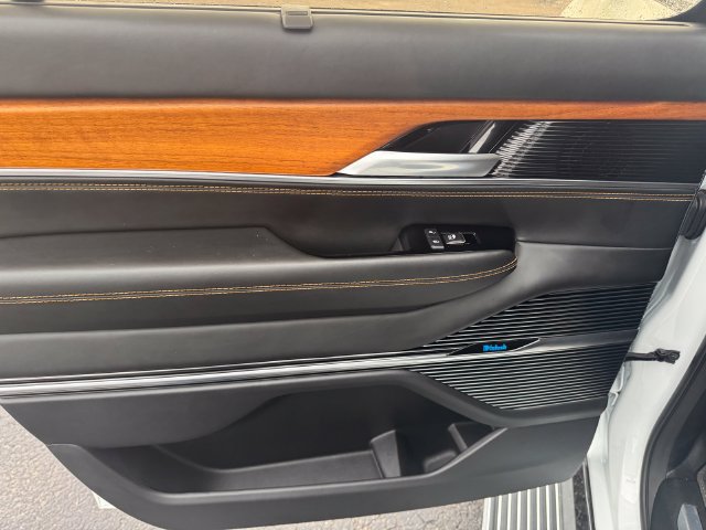 Used 2023 Jeep Grand Wagoneer L Series III w/ Rear Seat Video Group 1 AWD/4WD image 20