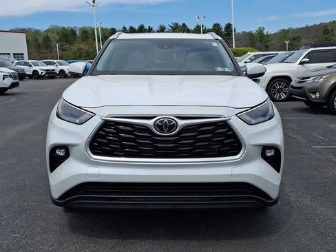 Used 2024 Toyota Highlander XLE FWD image 2