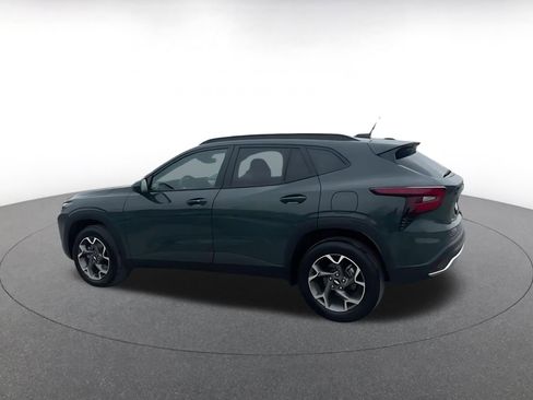 Used 2025 Chevrolet Trax LT w/ LT Convenience Package image 10