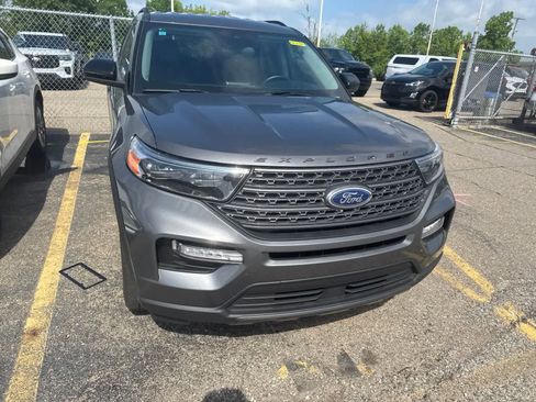 Used 2023 Ford Explorer XLT w/ Equipment Group 202A AWD/4WD image 5