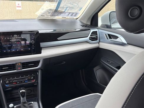 New 2026 Volkswagen Taos SE image 27