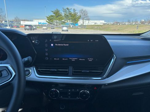 Used 2025 Chevrolet Trax LT w/ LT Convenience Package image 17